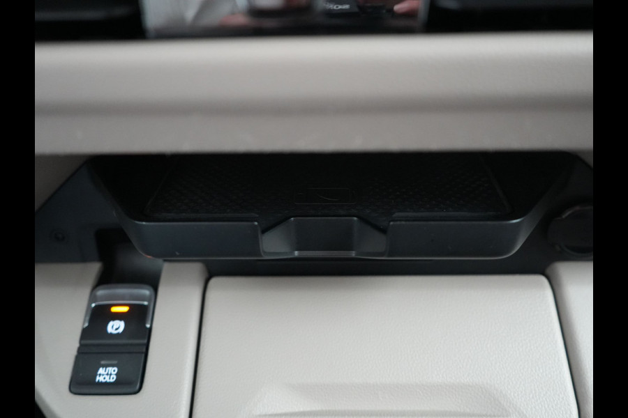 Volkswagen Multivan 1.4 eHybrid Bulli 7 Zits PHEV 218pk Dealer O.H | Trekhaak Af Fabriek | Adaptive Cruise | Camera | Sportstoelen & Stuur Verwarmd | Apple Carplay | BLIS | Navigatie | Virtual | DAB | 17"L.M | Plug In Hybrid |