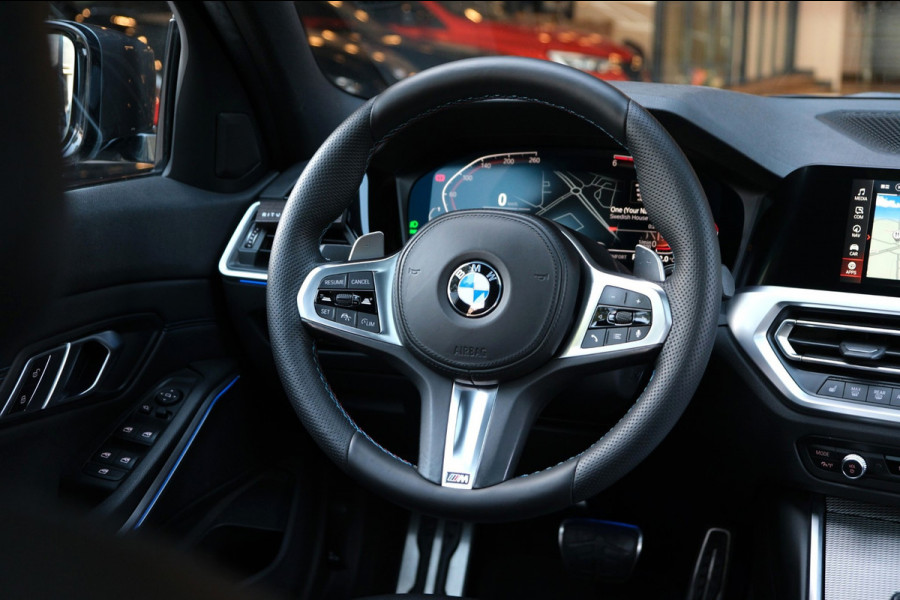 BMW 3-serie 320d xDrive*PANO*M-Pakket*Carplay*Sfeerverlichting*Adaptive cruise*Stoelverwarming*Sportstoelen*