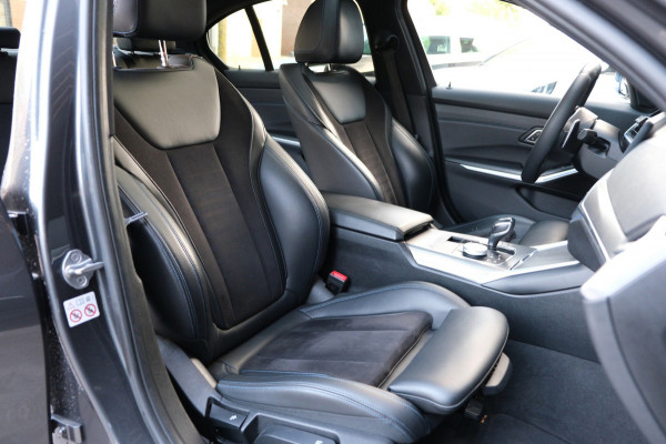 BMW 3-serie 320d xDrive*PANO*M-Pakket*Carplay*Sfeerverlichting*Adaptive cruise*Stoelverwarming*Sportstoelen*