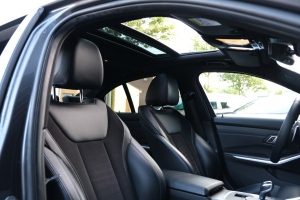 BMW 3-serie 320d xDrive*PANO*M-Pakket*Carplay*Sfeerverlichting*Adaptive cruise*Stoelverwarming*Sportstoelen*
