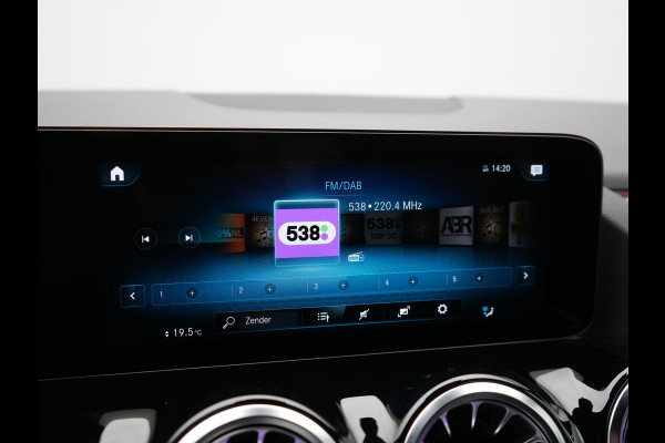 Mercedes-Benz EQA 250 Luxury Line 67 kWh 190pk Dealer O.H | Adaptive Cruise | Camera | Apple Carplay | Sportstoelen Verwarmd | Blis | Sfeerverlichting | DAB |  Navigatie | Virtual | 18"L.M