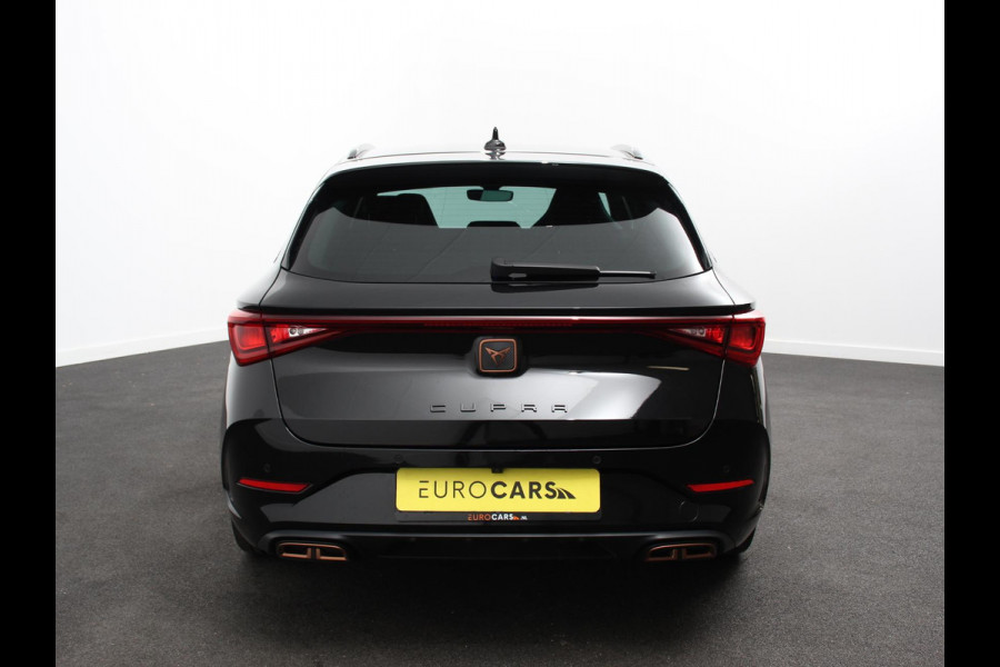CUPRA Leon Sportstourer 1.4 e-Hybrid VZ 245 pk DSG Wegklapbare trekhaak Navigatie Apple CarPlay Android Auto Camera Parkeerhulp  Adaptive Cruise Control Dodehoekdetectie Stoel- en stuurverwarming Full Led Climate Control Lichtmetalen velgen