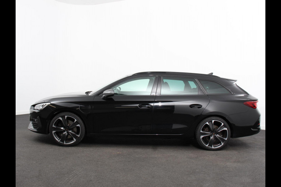 CUPRA Leon Sportstourer 1.4 e-Hybrid VZ 245 pk DSG Wegklapbare trekhaak Navigatie Apple CarPlay Android Auto Camera Parkeerhulp  Adaptive Cruise Control Dodehoekdetectie Stoel- en stuurverwarming Full Led Climate Control Lichtmetalen velgen