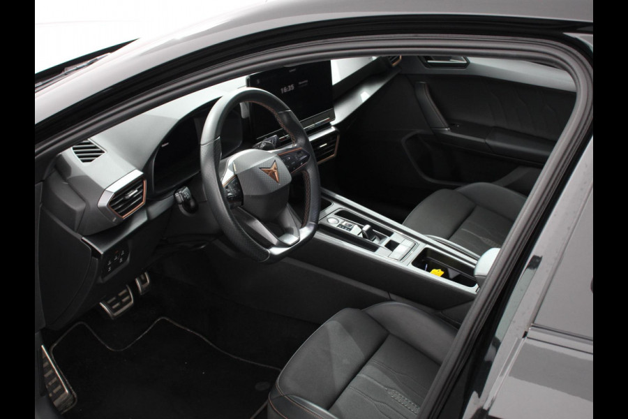 CUPRA Leon Sportstourer 1.4 e-Hybrid VZ 245 pk DSG Wegklapbare trekhaak Navigatie Apple CarPlay Android Auto Camera Parkeerhulp  Adaptive Cruise Control Dodehoekdetectie Stoel- en stuurverwarming Full Led Climate Control Lichtmetalen velgen