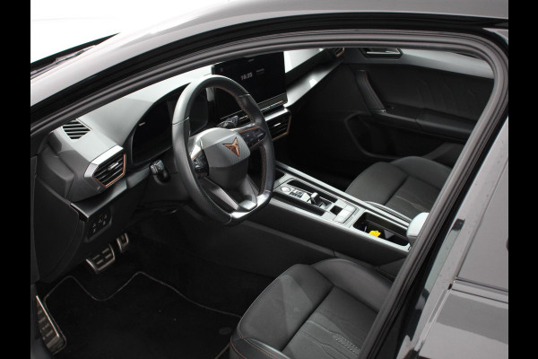 CUPRA Leon Sportstourer 1.4 e-Hybrid VZ 245 pk DSG Wegklapbare trekhaak Navigatie Apple CarPlay Android Auto Camera Parkeerhulp  Adaptive Cruise Control Dodehoekdetectie Stoel- en stuurverwarming Full Led Climate Control Lichtmetalen velgen