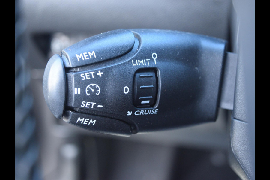 Peugeot e-2008 EV Active 50 kWh | CLIMATE CONTROL | PARKEERSENSOREN MET CAMRERA | CRUISE CONTROL |