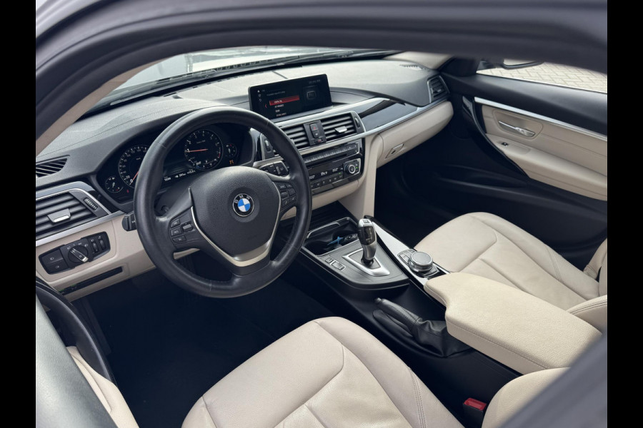 BMW 3 Serie Touring 318i Edition Luxury Line Purity Executive NL-AUTO | LEDER | STOELVERWARMING | NAVI