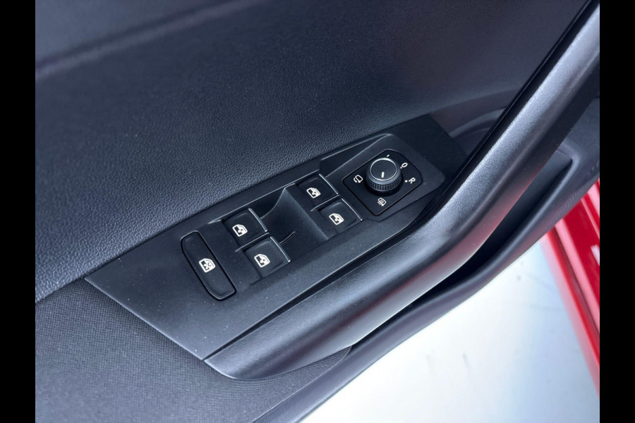 Volkswagen Taigo 1.5 TSI R-Line 150PK DSG | Navigatie via app | Panorama dak | Zwart optiek | Matrix koplampen |