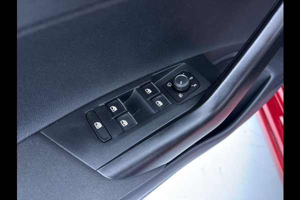 Volkswagen Taigo 1.5 TSI R-Line 150PK DSG | Navigatie via app | Panorama dak | Zwart optiek | Matrix koplampen |