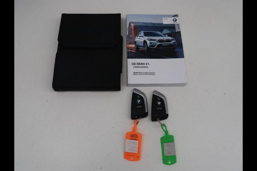 BMW X1 xDrive20i High Executive | Trekhaak | LED | Stoelverwarming | Keyless | Camera |