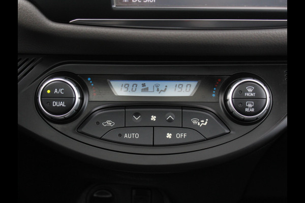 Toyota Yaris 1.5 Hybrid Bi-Tone Plus CLIMATE | LMV16 | AFNBTREKHAAK | CRUISE | LED | NAVI | CAMERA | PANODAK