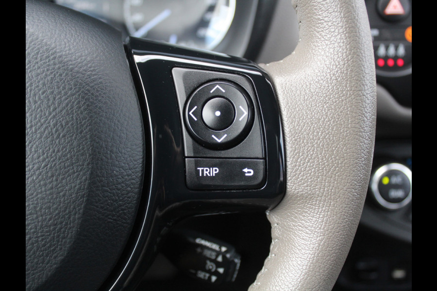 Toyota Yaris 1.5 Hybrid Bi-Tone Plus CLIMATE | LMV16 | AFNBTREKHAAK | CRUISE | LED | NAVI | CAMERA | PANODAK