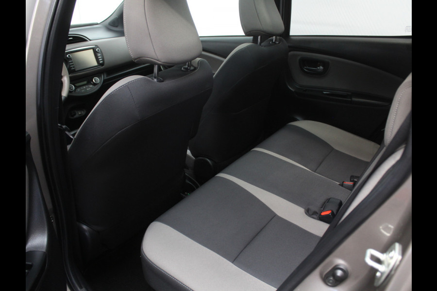 Toyota Yaris 1.5 Hybrid Bi-Tone Plus CLIMATE | LMV16 | AFNBTREKHAAK | CRUISE | LED | NAVI | CAMERA | PANODAK