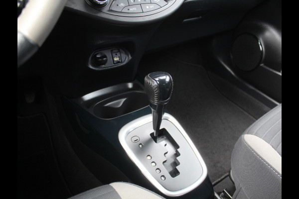 Toyota Yaris 1.5 Hybrid Bi-Tone Plus CLIMATE | LMV16 | AFNBTREKHAAK | CRUISE | LED | NAVI | CAMERA | PANODAK
