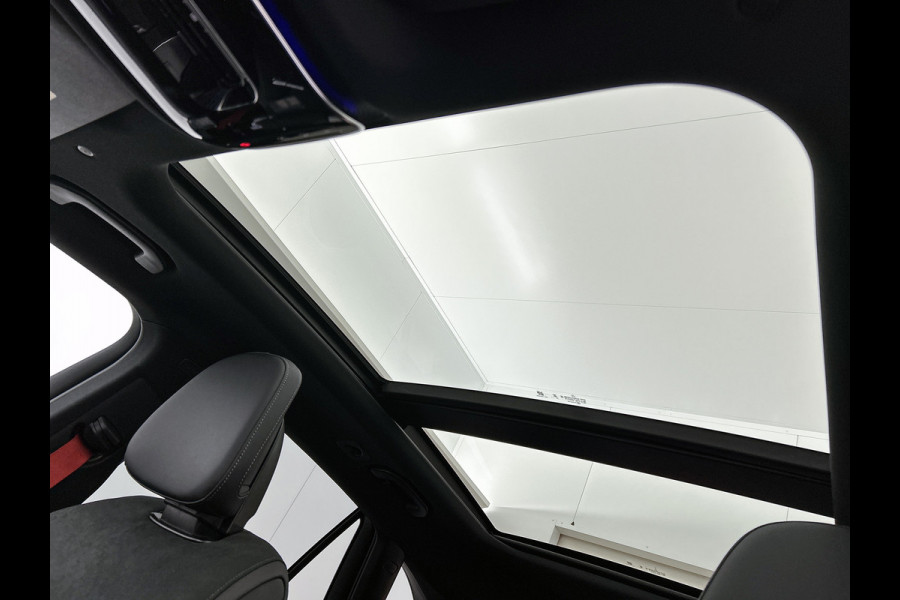 Mercedes-Benz GLC 300 e 4MATIC AMG Plug-In Hybride AMG Line | Night Pakket | Panorama Schuif-Kanteldak | Distronic | Parkeerpakket met 360°-camera. Inclusief 24 maanden Mercedes-Benz Certified garantie voor Europa.