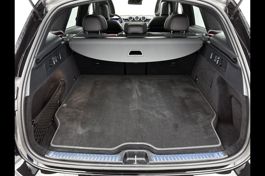 Mercedes-Benz GLC 300 e 4MATIC AMG Plug-In Hybride AMG Line | Night Pakket | Panorama Schuif-Kanteldak | Distronic | Parkeerpakket met 360°-camera. Inclusief 24 maanden Mercedes-Benz Certified garantie voor Europa.