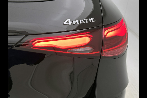 Mercedes-Benz GLC 300 e 4MATIC AMG Plug-In Hybride AMG Line | Night Pakket | Panorama Schuif-Kanteldak | Distronic | Parkeerpakket met 360°-camera. Inclusief 24 maanden Mercedes-Benz Certified garantie voor Europa.