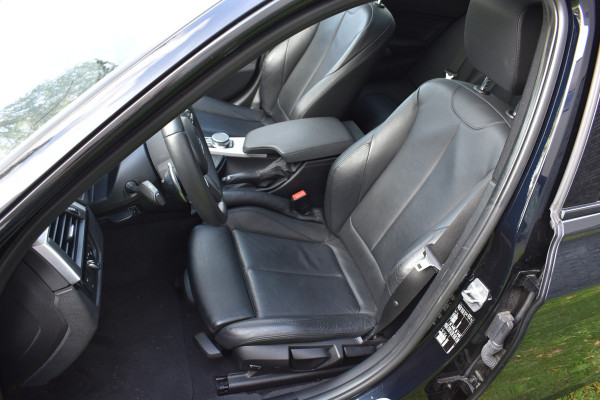 BMW 3 Serie Touring 320i Pano Automaat Leer Navi