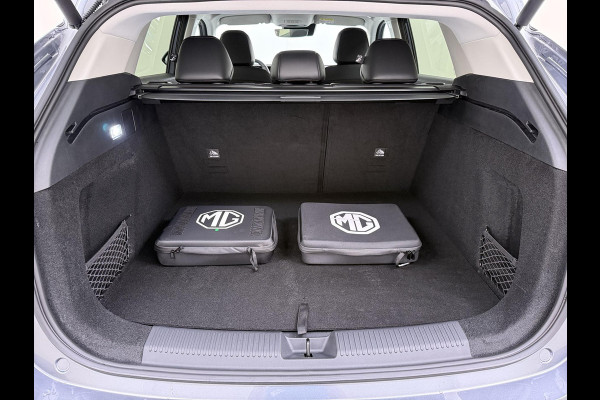 MG MG HS PHEV 1.5 Luxury VAN: € 39.900- VOOR: € 33.330,- UW HERFSTVOORDEEL: € 6.470| PLUG-IN HYBRIDE | 272 PK | NIEUWE AUTO | >1.000 KM TOTAAL BEREIK | 1E REGISTRATIE 03-2026 | 360° CAMERA | ELEKTRISCHE ACHTERKLEP | 7 JAAR MG GARANTIE T/M 2033 | APPLE CARPLAY | ANDROID AUTO | S