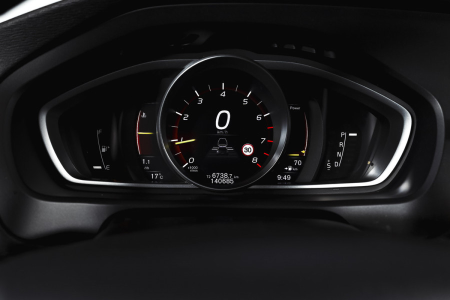 Volvo V40 Cross Country 1.5 T3 150 PK Polar+ Luxury - Automaat Orig. NL | Panodak | Adapt. Cruise | Harman/Kardon | Stoelverw. | Standkachel | PDC | Camera | NAV | ECC | Afn.Trekhaak | LM 17" |