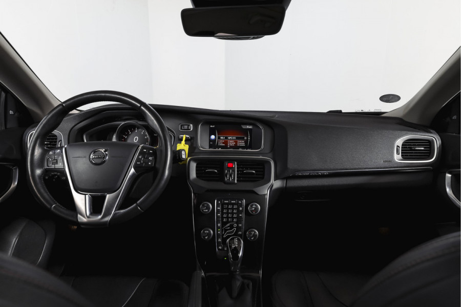 Volvo V40 Cross Country 1.5 T3 150 PK Polar+ Luxury - Automaat Orig. NL | Panodak | Adapt. Cruise | Harman/Kardon | Stoelverw. | Standkachel | PDC | Camera | NAV | ECC | Afn.Trekhaak | LM 17" |