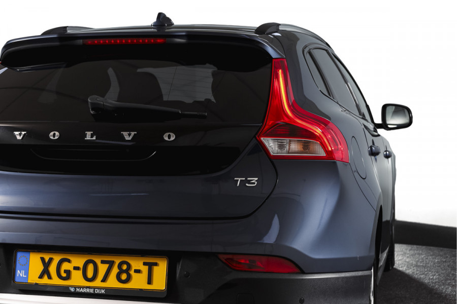 Volvo V40 Cross Country 1.5 T3 150 PK Polar+ Luxury - Automaat Orig. NL | Panodak | Adapt. Cruise | Harman/Kardon | Stoelverw. | Standkachel | PDC | Camera | NAV | ECC | Afn.Trekhaak | LM 17" |
