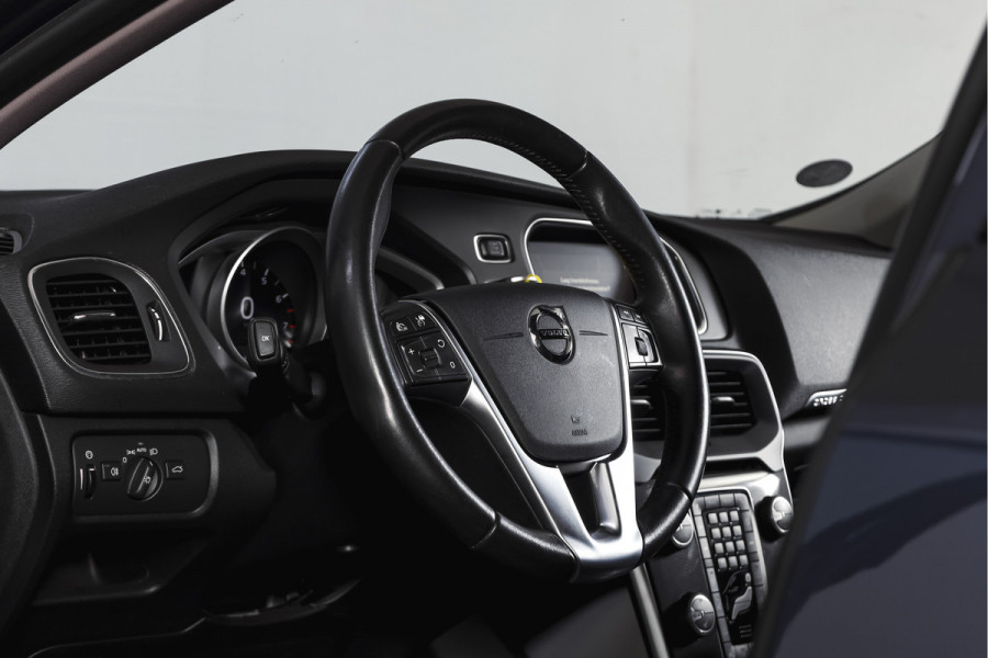 Volvo V40 Cross Country 1.5 T3 150 PK Polar+ Luxury - Automaat Orig. NL | Panodak | Adapt. Cruise | Harman/Kardon | Stoelverw. | Standkachel | PDC | Camera | NAV | ECC | Afn.Trekhaak | LM 17" |