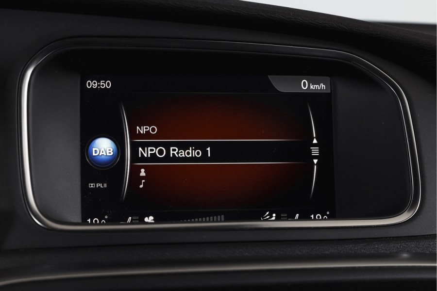 Volvo V40 Cross Country 1.5 T3 150 PK Polar+ Luxury - Automaat Orig. NL | Panodak | Adapt. Cruise | Harman/Kardon | Stoelverw. | Standkachel | PDC | Camera | NAV | ECC | Afn.Trekhaak | LM 17" |