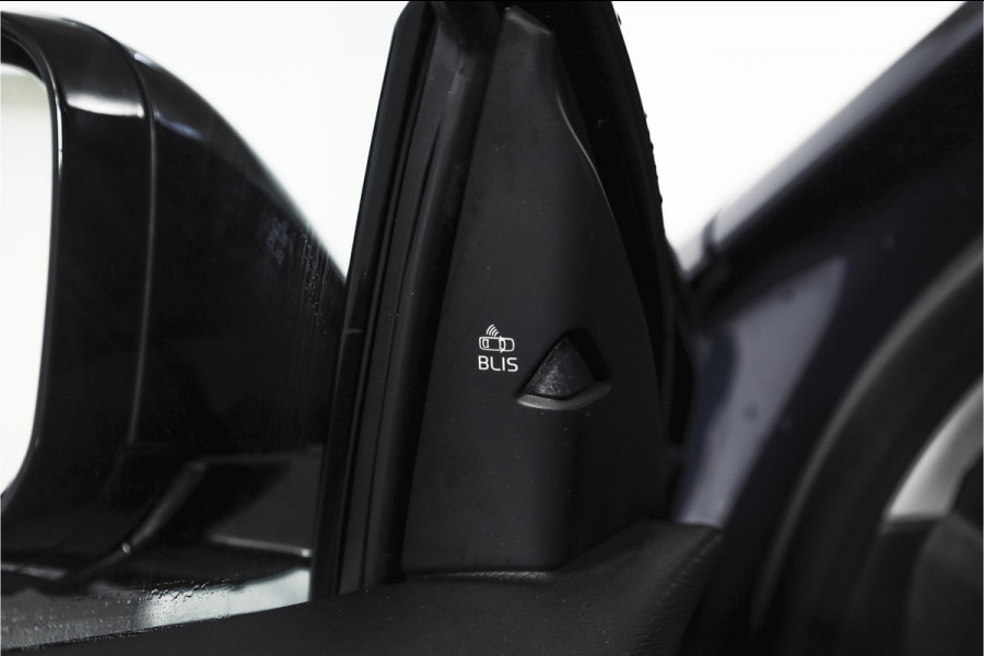 Volvo V40 Cross Country 1.5 T3 150 PK Polar+ Luxury - Automaat Orig. NL | Panodak | Adapt. Cruise | Harman/Kardon | Stoelverw. | Standkachel | PDC | Camera | NAV | ECC | Afn.Trekhaak | LM 17" |