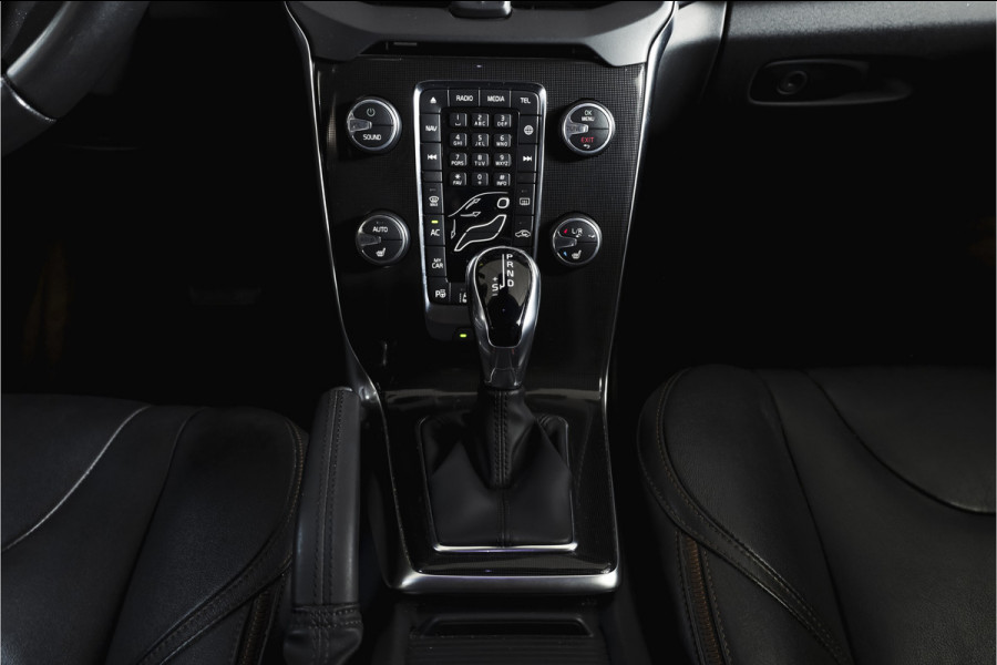 Volvo V40 Cross Country 1.5 T3 150 PK Polar+ Luxury - Automaat Orig. NL | Panodak | Adapt. Cruise | Harman/Kardon | Stoelverw. | Standkachel | PDC | Camera | NAV | ECC | Afn.Trekhaak | LM 17" |