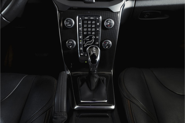 Volvo V40 Cross Country 1.5 T3 150 PK Polar+ Luxury - Automaat Orig. NL | Panodak | Adapt. Cruise | Harman/Kardon | Stoelverw. | Standkachel | PDC | Camera | NAV | ECC | Afn.Trekhaak | LM 17" |