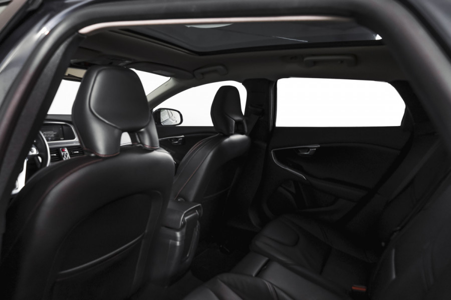 Volvo V40 Cross Country 1.5 T3 150 PK Polar+ Luxury - Automaat Orig. NL | Panodak | Adapt. Cruise | Harman/Kardon | Stoelverw. | Standkachel | PDC | Camera | NAV | ECC | Afn.Trekhaak | LM 17" |