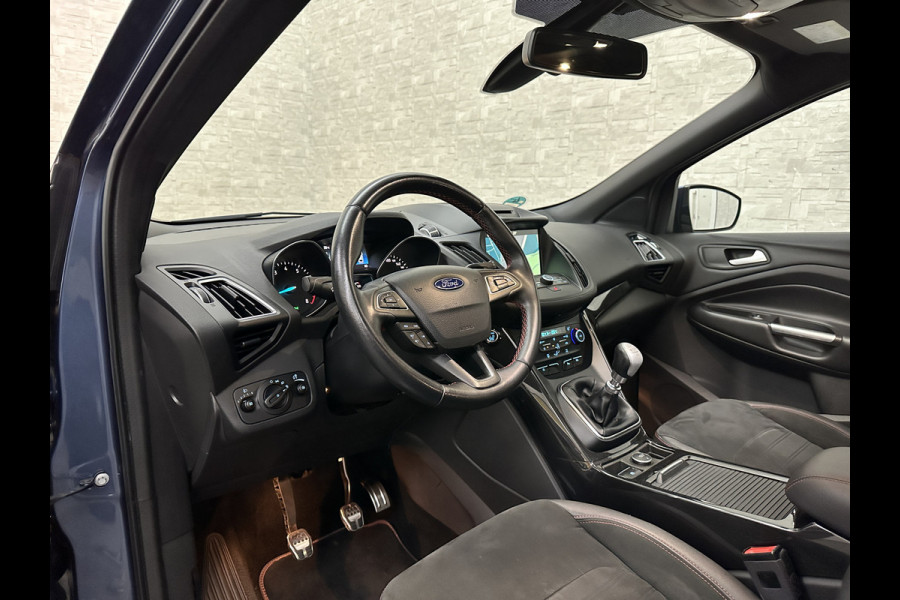 Ford Kuga 1.5 EcoBoost 150PK ST Line | Panorama | Trekhaak 2000kg Trekgewicht! | Navigatie | Carplay | Climate Control | Verwarmde Voorruit | Cruise Control | 18 inch | Getint Glas | Keyless-Start |