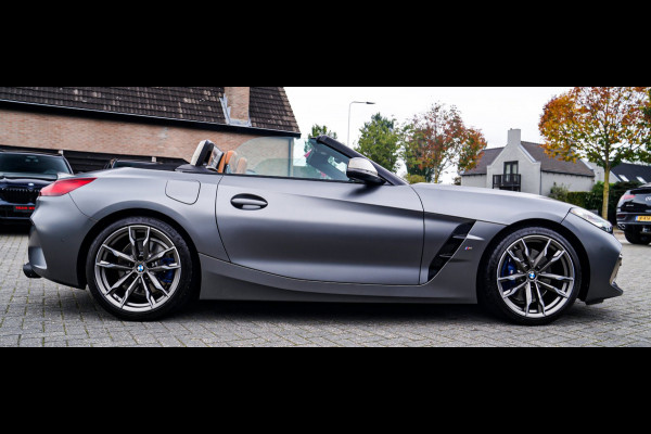 BMW Z4 Roadster M40i First Edition | Harman/Kardon | Frozen grey | LED | Camera | Adaptieve Cruise | HuD | Luxe Leder | NIEUW |