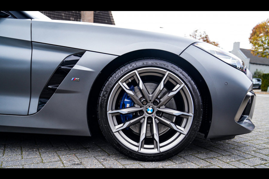 BMW Z4 Roadster M40i First Edition | Harman/Kardon | Frozen grey | LED | Camera | Adaptieve Cruise | HuD | Luxe Leder | NIEUW |