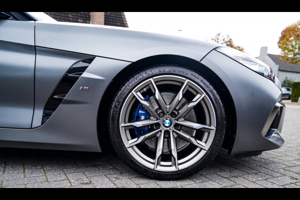BMW Z4 Roadster M40i First Edition | Harman/Kardon | Frozen grey | LED | Camera | Adaptieve Cruise | HuD | Luxe Leder | NIEUW |