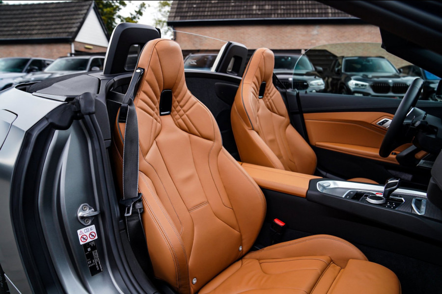 BMW Z4 Roadster M40i First Edition | Harman/Kardon | Frozen grey | LED | Camera | Adaptieve Cruise | HuD | Luxe Leder | NIEUW |