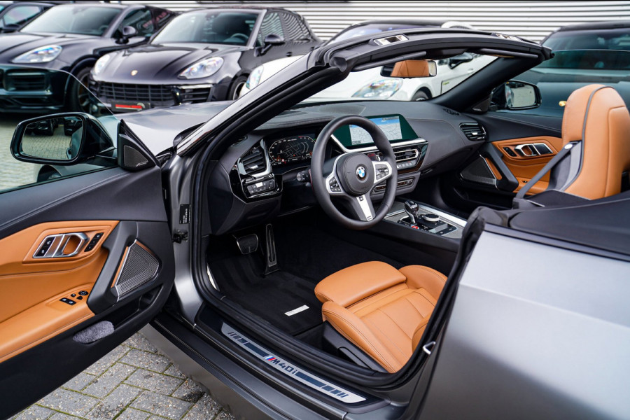 BMW Z4 Roadster M40i First Edition | Harman/Kardon | Frozen grey | LED | Camera | Adaptieve Cruise | HuD | Luxe Leder | NIEUW |