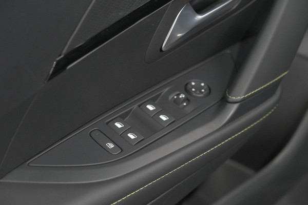 Peugeot 208 1.2 Hybrid 145 e-DCS6 GT | Alcantara Pakket | Camera | Apple Carplay | Stoelverwarming