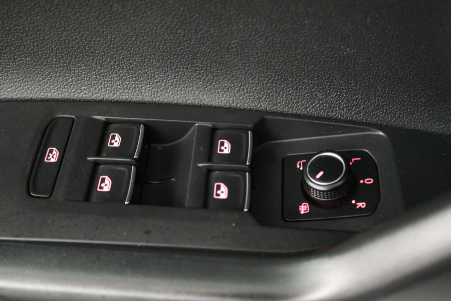 Volkswagen Polo 1.0 TSI Sport (STOELVERWARMING, PARKEERSENSOREN, MULTIMEDIA)