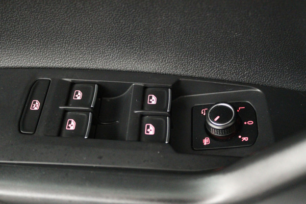 Volkswagen Polo 1.0 TSI Sport (STOELVERWARMING, PARKEERSENSOREN, MULTIMEDIA)