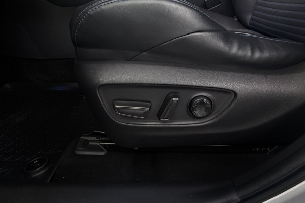 Toyota RAV4 2.5 Hybrid Bi-Tone (NAVIGATIE, CAMERA, STOELVERWARMING, CARPLAY, LED)