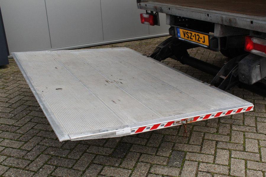 Iveco Daily 35C16H 2.3 410 Bakwagen + Laadklep, 3 Persoons, Airco, Elektrische lift, Cruise control, Bluetooth telefoonvoorb., bijrijdersbank