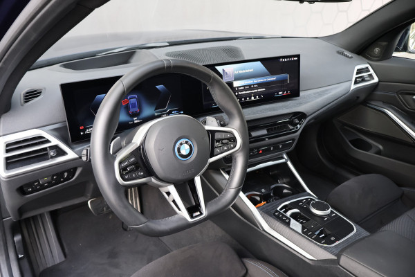 BMW 3 Serie Touring 330e | 25MY | LCI FACELIFT | BTW-AUTO | ELEK. HAAK | HEAD UP | HARMAN & KARDON | SFEERVERLICHTING | 360 CAMERA | MEMORY