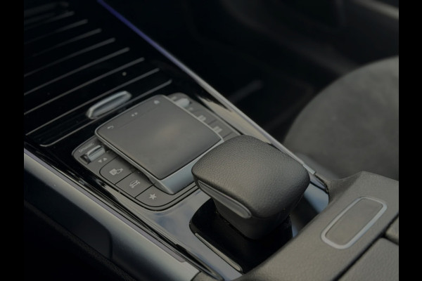 Mercedes-Benz EQB 250 AMG Line 7p. 67 kWh 93% SoH(NL-auto, 1e Eig, Dealer OndH, Panorama, SfeerV, Carplay, Camera, StoelV, Etc)