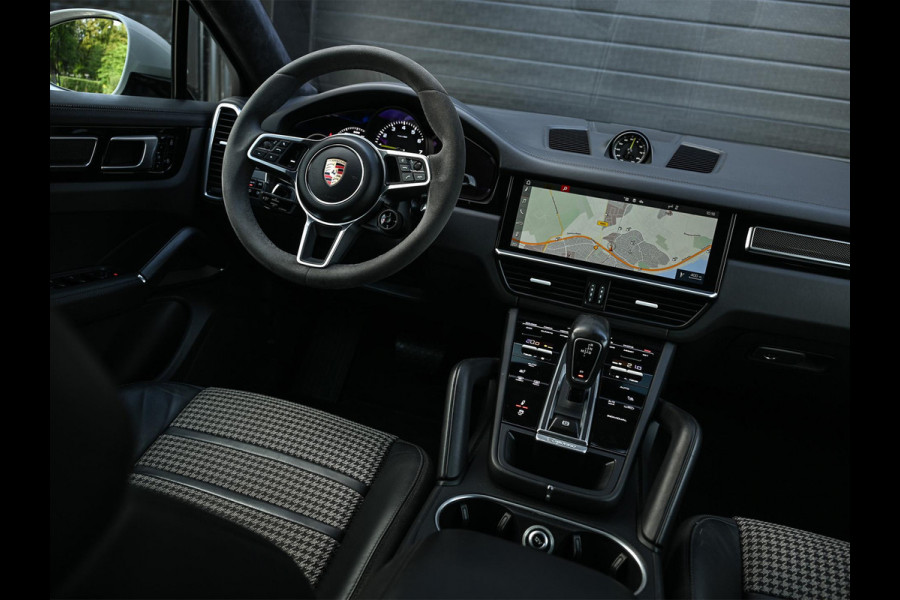 Porsche Cayenne Coupé 3.0 E-Hybrid | Sport Design | NL-Auto | Carbon Dak | Alcantara Hemel | Carbon Interieur | Luchtvering | Camera | Stuur- Stoelverwarming | Memory Seat | Soft Close | HIFI | Trekhaak |