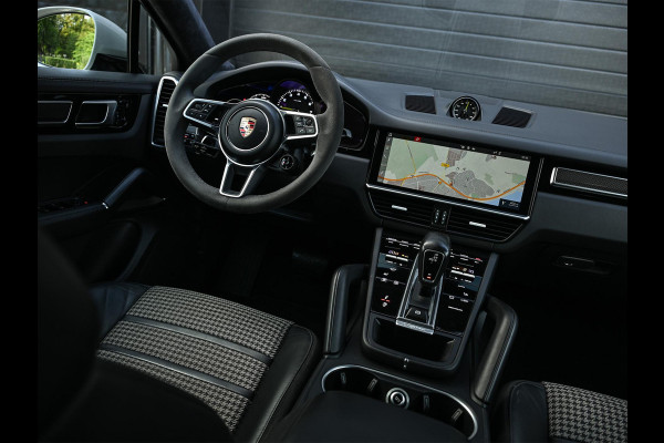 Porsche Cayenne Coupé 3.0 E-Hybrid | Sport Design | NL-Auto | Carbon Dak | Alcantara Hemel | Carbon Interieur | Luchtvering | Camera | Stuur- Stoelverwarming | Memory Seat | Soft Close | HIFI | Trekhaak |