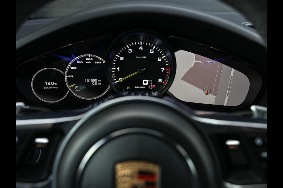 Porsche Cayenne Coupé 3.0 E-Hybrid | Sport Design | NL-Auto | Carbon Dak | Alcantara Hemel | Carbon Interieur | Luchtvering | Camera | Stuur- Stoelverwarming | Memory Seat | Soft Close | HIFI | Trekhaak |