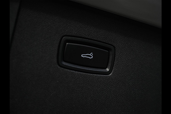 Porsche Cayenne Coupé 3.0 E-Hybrid | Sport Design | NL-Auto | Carbon Dak | Alcantara Hemel | Carbon Interieur | Luchtvering | Camera | Stuur- Stoelverwarming | Memory Seat | Soft Close | HIFI | Trekhaak |