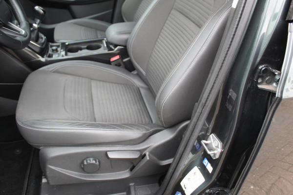 Ford Kuga 1.5 150 pk EcoBoost Titanium Mooie, chique en luxe Ford Kuga, hoge in- en uitstap ! Trekhaak, Climate Controle, Cruise Controle